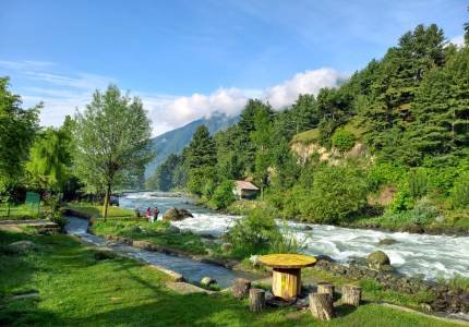 Srinagar Houseboat, Gulmarg Gondola & Pahalgam Rivers Tour