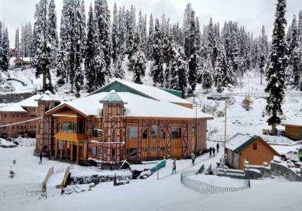 Srinagar Houseboat, Gulmarg Gondola & Pahalgam Rivers Tour