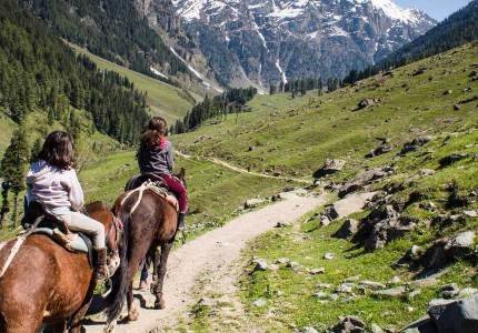 Kashmir Highlights Week: Houseboat, Gondola Ride & Betaab Valley