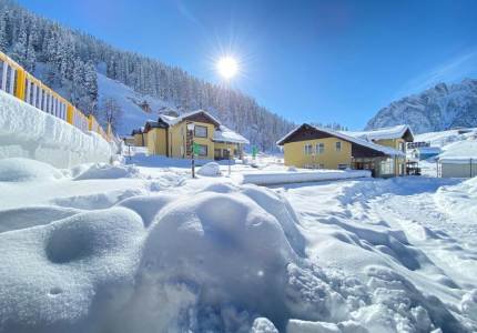 Srinagar City Tour: Dal Lake Houseboat, Shikara Ride & Mughal Gardens